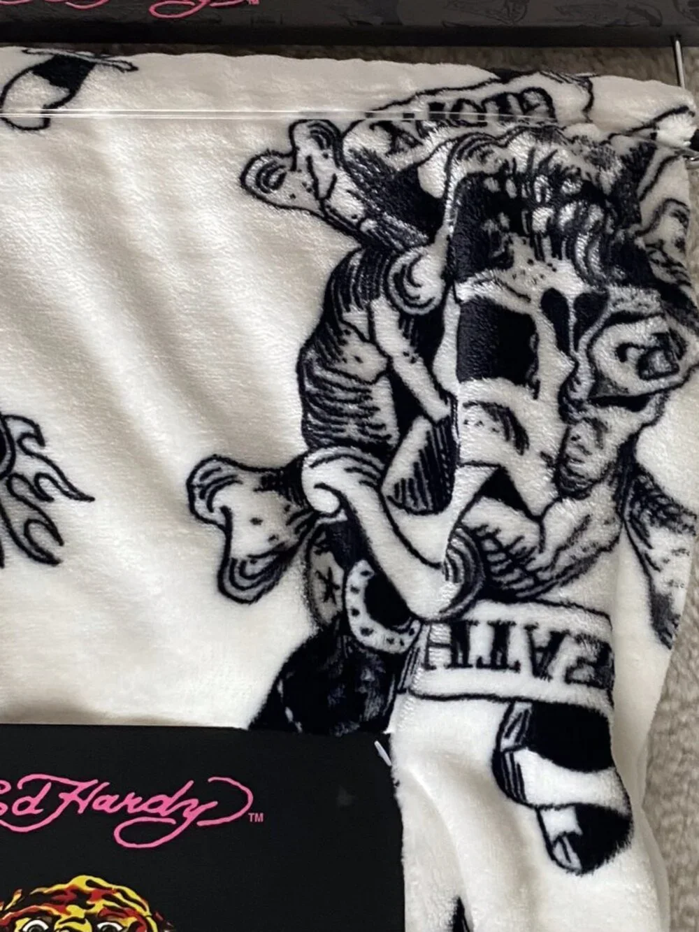 Ed Hardy Tattoo Printed Plush Oversized Throw Blanket Tiger Skull Dice White NEW